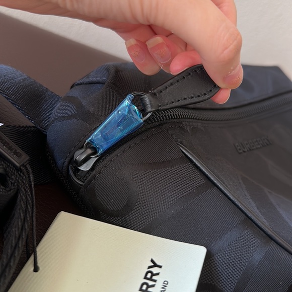 Burberry Crossbody Bag (unisex) - Picture 12 of 14